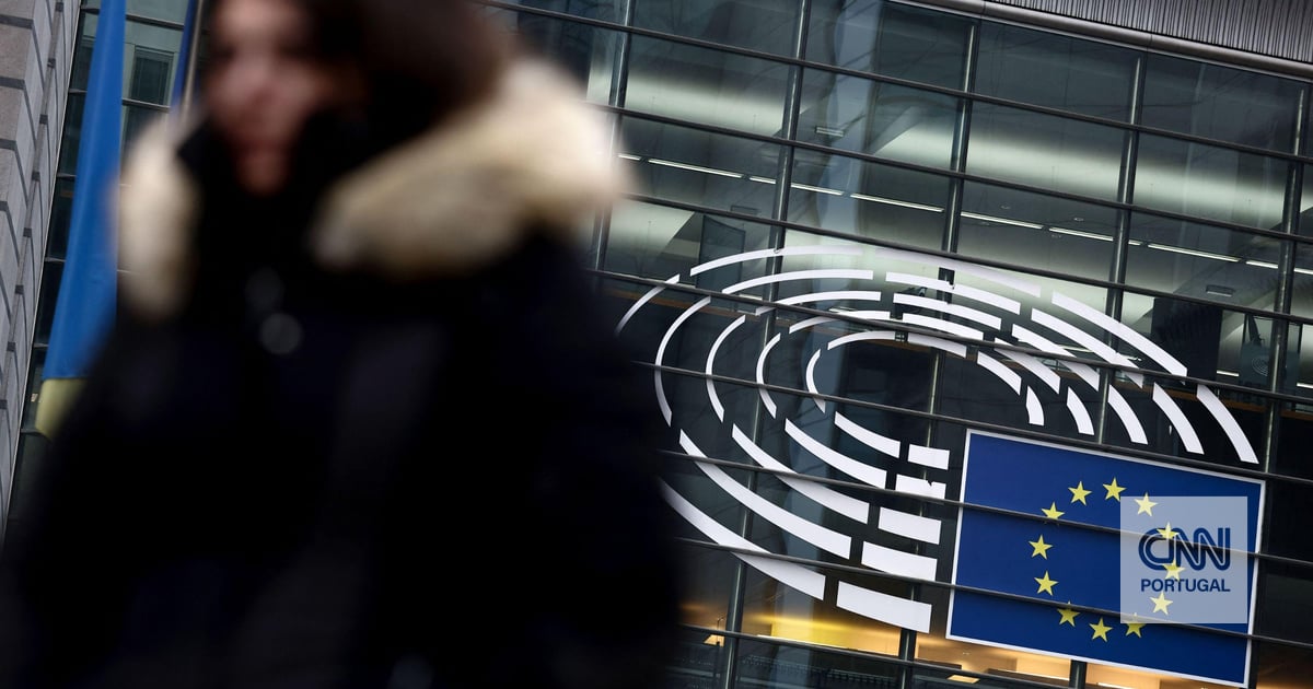 Volta tudo atrás: Parlamento Europeu suspende acordo comercial com os EUA após ameaças de Trump – CNN Portugal